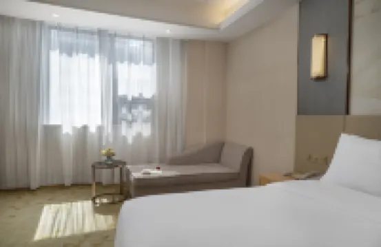 Vienna International Hotel (Xinyang Railway Station Tianrun Plaza Store)