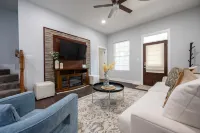Blue Bungalow: 3 En-Suite on Main Floor - parking