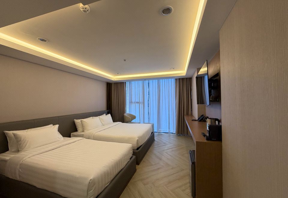 방콕 시티 라마 9 호텔의 현대적인 객실 내부 이미지