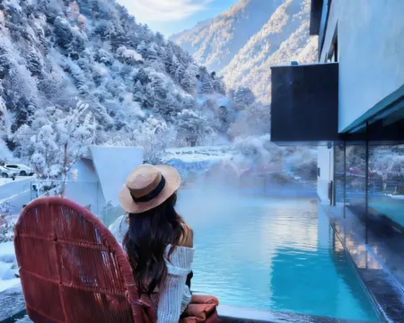 The Evening Mountain Range in Bipang Valley Hotels in Li County