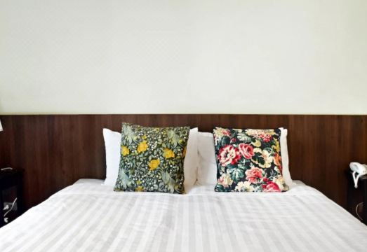 The Residences at C&C 침실