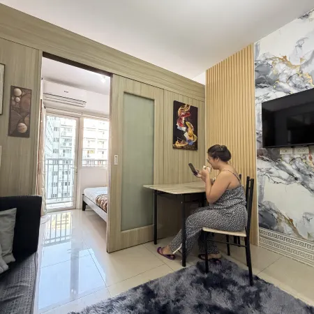 1BR Condo Unit with Balcony 15th Flr | Pool View near MOA