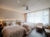Meili Konggu Snow Mountain Hotels in Deqin