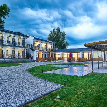 Breeze and Wheat Courtyard