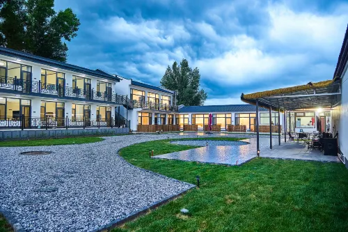 Breeze and Wheat Courtyard - Pools