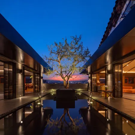 Bee Courtyard House
