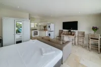 Mariner Apartments - balcony