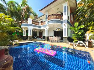 Madee Villa - Pattaya Holiday House Walking Street 6 Bedrooms