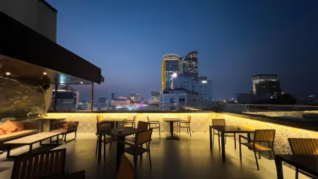 Aurea Central Hotel Отели рядом с достопримечательностью «Статуя короля отца Нородома Сиханука»