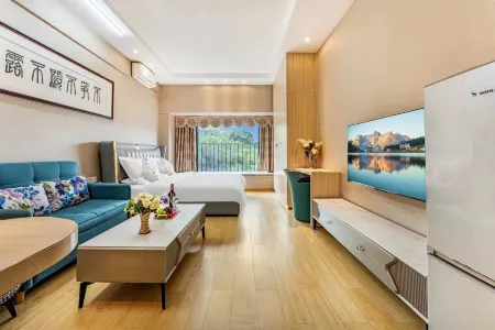 Xinyue Holiday Apartment (Guangzhou East Railway Station Yantang Subway Station)
