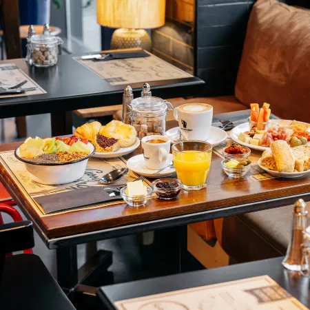Ruby Emma Hotel Amsterdam by IHG Отели рядом с достопримечательностью «Даппермаркт»