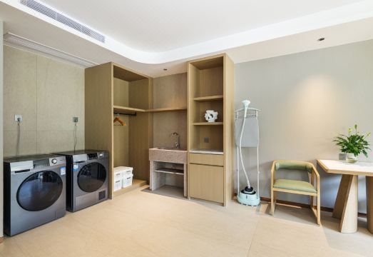 유쉐 호텔의 현대적인 로비와 시설