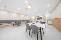 Elong Me Anlai Hotel (Hebi High-speed Railway East Station Lutai Pavilion)