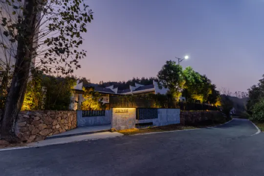 Shaojian Banshushe B&B (Lujiang Tangchi Hot Spring Resort)