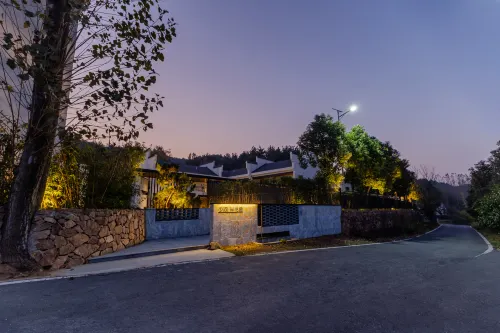 Shaojian Banshushe B&B (Lujiang Tangchi Hot Spring Resort)