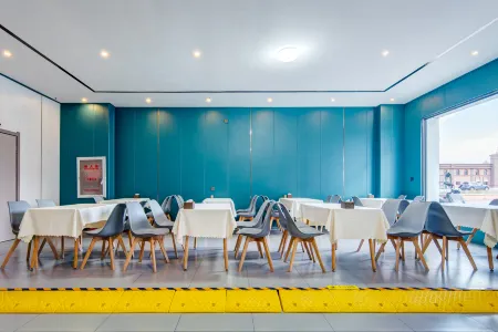 Home Inn Baiyun Hotel (Manzhouli Matryowa Plaza Wanda Branch) Отели рядом с достопримечательностью «Manchuria Boundary Gate»