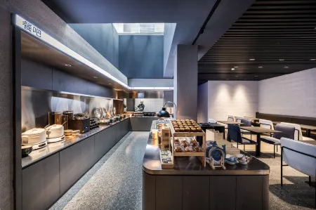 Qingdao Wusi Square Qingdao University  Atour Light Hotel Отели рядом с достопримечательностью «Qingdao Administrative Institute»