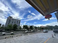 Vienna International Hotel (Guangdong Luoding Xicheng Duhui) - parking
