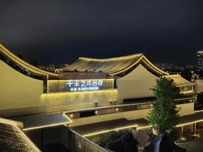 Qianfeng Art Inn of Zhaotong Отели рядом с достопримечательностью «Спортивный стадион Юябаошана»