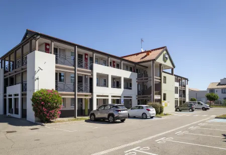 B&B Hôtel Avignon (1) Отели рядом с достопримечательностью «Camping du Grand Bois»