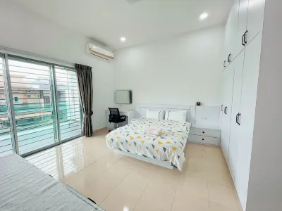 4BDR Double storey homestay Yong Peng, FreeParking