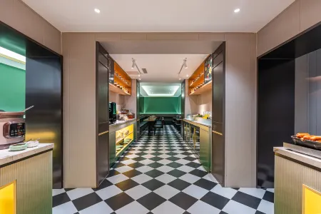 CITY JOY HOTEL Отели рядом с достопримечательностью «Coche Town Automobile Culture Creativity Industrial Park»