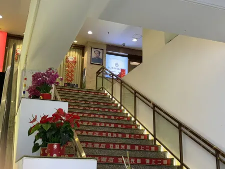 Dongchuan Boutique Hotel (Guangdong People's Hospital China Plaza) Отели рядом с достопримечательностью «Mao Zedong's Former Residence Relic Site»