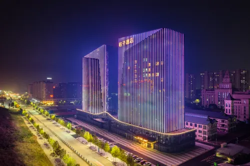 Orange Hotel (Xinyang East Station Branch） - 3성급