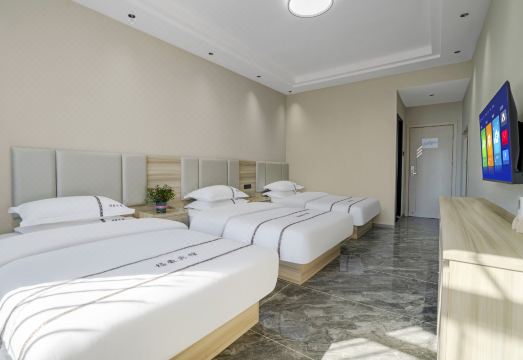 지하철역 근처 전경