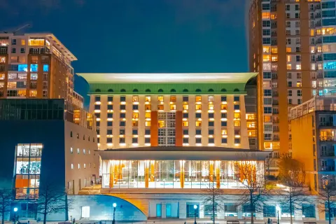 Canary Riverside Plaza Hotel