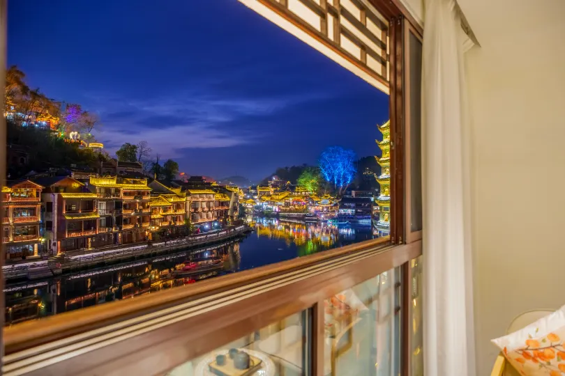Phoenix Ancient City Lingjiang Muyue Riverside Homestay