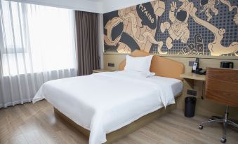 IU Hotel (Mengzhou Bus Station Huichang South Road)