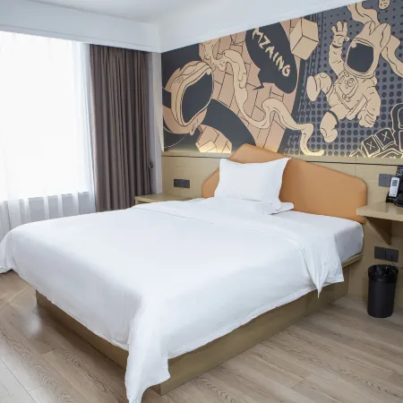 IU Hotel (Mengzhou Bus Station Huichang South Road)