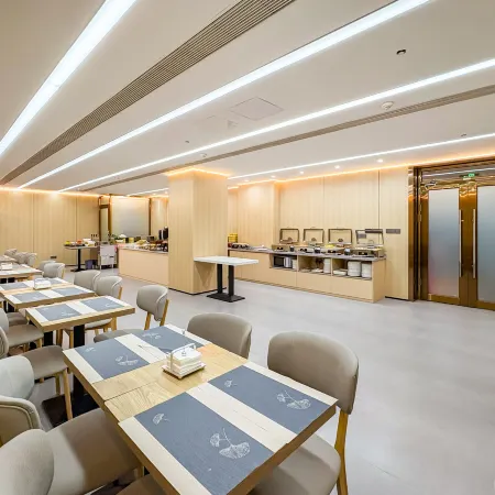 Yibo Hotel (Pazhou Exhibition Center Guangzhou Tower Branch) Отели рядом с достопримечательностью «Станция метро Liede »