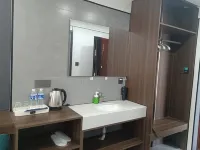 Huayi Hotel (Xinxiang East High-speed Railway Station) - 2-Star