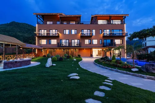 구유 시즌스 · 시크릿 오아시스 디자이너 풀 & 가든 리트리트 (왕시안 밸리 지점)