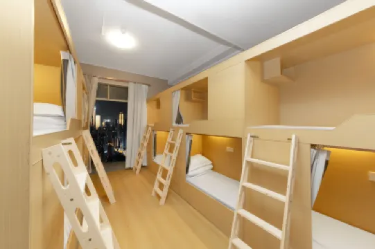 Jiangyou Gaokong Riverview Youth Hostel B&B (Liberation Monument Hongya Cave Branch) فنادق في 