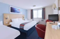 Travelodge Hotel In Glastonbury 鄰近The Lazy Gecko Cafe的酒店