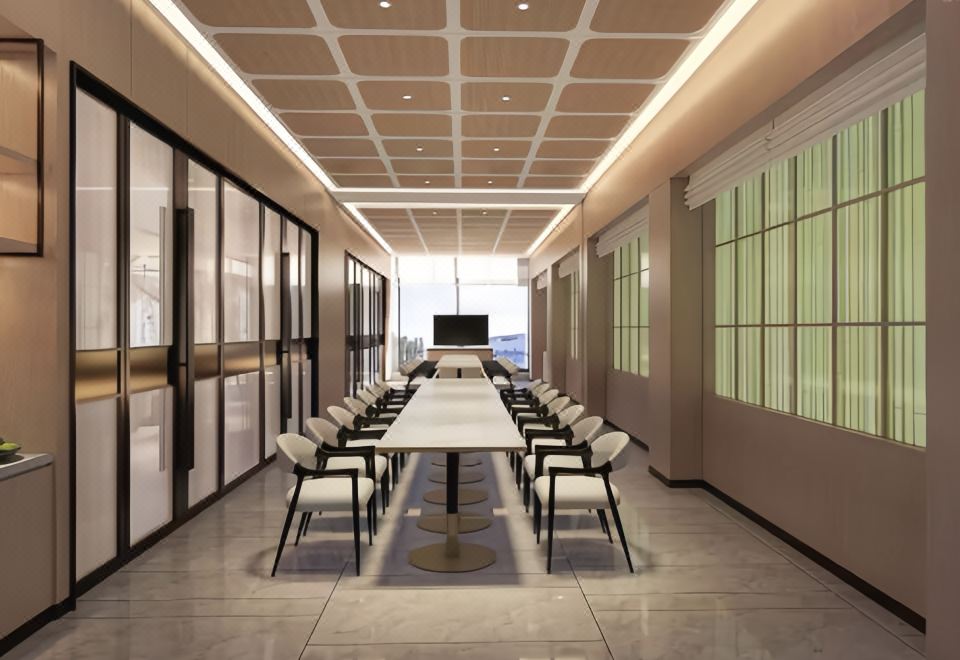 2. 홀리데이 인 익..