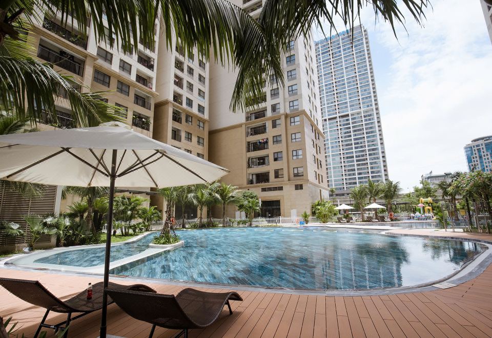 [Vinhomes D’Capitale의 세련된 주방 및 거실 공간]