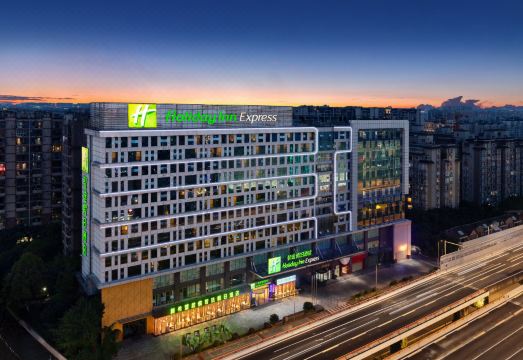 5. 홀리데이 인 익..