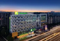 Holiday Inn Express CHENGDU WUHOU by IHG Hotels in A red building/Pleasure City business district