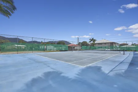 Cairns Reef Apartments & Motel Отели в г. Редлинч