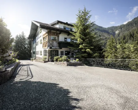 Alpstay - Chalet Hotel Hartmann - Adults Only โรงแรมในออร์ติเซ