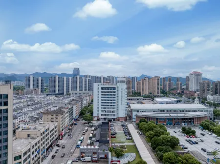 Elong Deluxe International Hotel (Tiantai Mountain High-speed Railway Station)