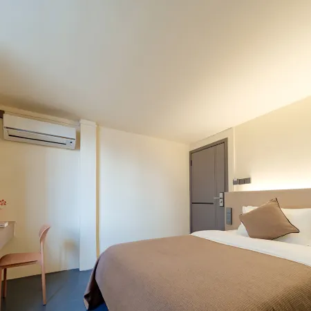 Baiyi Audio-Visual Hotel (Guilin High-Speed Railway North Station)