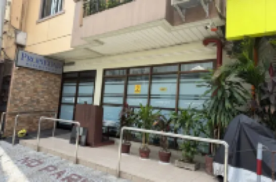 馬卡蒂高端公寓 鄰近PNR Pasay Road Station的酒店