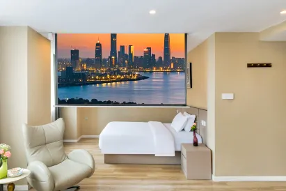 Baltic Hotel (Chongqing Jiefangbei Pedestrian Street Hongyadong Branch)