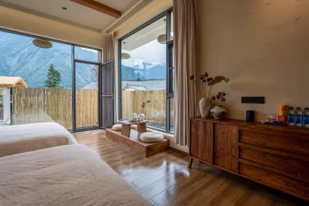 Front Yard Back Yard Snow Mountain Hot Spring Homestay (Hailuogou Glacier Forest Park) Отели рядом с достопримечательностью «Moxi Ancient Town»