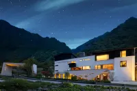 The Evening Mountain Range in Bipang Valley Hotel in zona Bipenggou